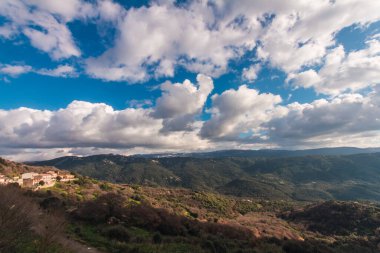 Sardunya 'daki Bortigiadas kasabasının ayrıntıları. Duvar resimleri, tipik kiliseler, patikalar ve güzel manzaralı.
