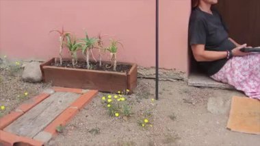 Elinde silahı olan bir kadın intihar etmekte tereddüt ederse evinin kapısında otururken kendini ya başından ya da ağzından vurmak ister.