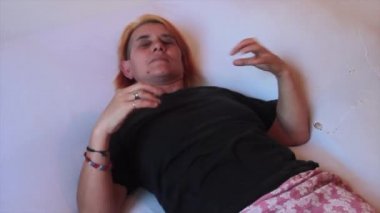 Trong epilepsi krizinden muzdarip bir kızın ters dönmüş gözleri, kol kasları ve el kasları var.