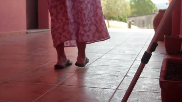 Крупним планом криві і криві ноги жінки, яка страждає від проблем ходьби — стокове відео