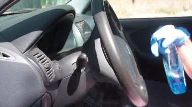 Mavi püskürtme jeti ve dezenfekte edilmiş silme ile araba yönlendirme virüs dezenfekte