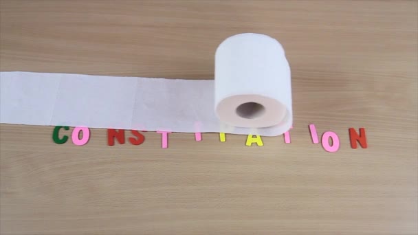 Toalettpapper rullande förstoppning symbol med bokstäver — Stockvideo