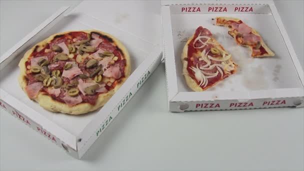 Χέρι ενός σεφ πίτσα με μπλε γάντια αφαιρεί απαλά μια ιταλική κρούστα πίτσα από το κουτί πίτσα δίπλα σε ένα πλήρες — Αρχείο Βίντεο