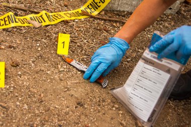  Bir dedektifin elini kapat. Olay yerindeki delilleri ortadan kaldır. Silah ya da kanlı bıçak gibi. Sarı kartlar ve sarı bantlarla numaralandırılmış.