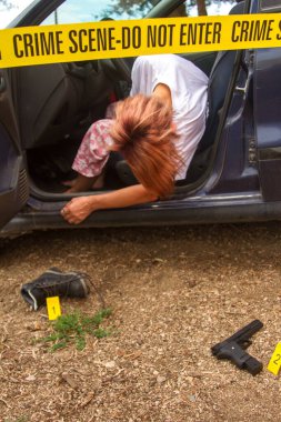 Bilimsel kanıt işaretleri ve sarı polis bandıyla ilgili adli soruşturmalar sürüyor. Arabasının direksiyonunda başı ve elleri arabanın kapısında yere düşmüş sahte bir kadın cesedi bulundu.