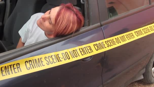 Проводятся судебно-медицинские исследования с указателями на научных доказательствах и желтой полицейской лентой на поддельном женском трупе, прислоненном к окну ее машины — стоковое видео