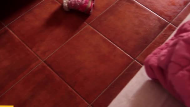 1 forensische Untersuchungen zur Entführung von Kindern in einer Motelwiege mit Beweismitteln, die mit gelben Karten aus der Kunst der Ermittler mit Beweismitteln wie Jacke und Puppe gekennzeichnet sind — Stockvideo