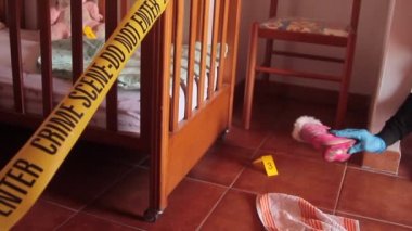  Bir motelde çocukların kaçırılışına ilişkin yan adli soruşturmalar. Deliller, dedektiflik sanatının sarı kartlarıyla işaretlenmiş. Ceket ve kukla gibi ezici kanıtlarla.