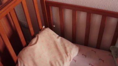 Kaçırılan bir bebeğin test beşiğinin en üst görüntüsü. Dedektif sarı kartla işaretlenmiş kanıtları topluyor.