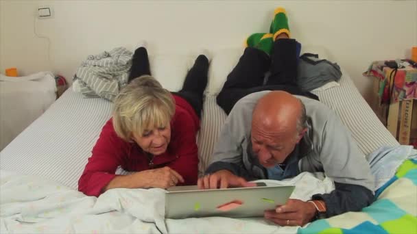 Älteres Paar Auf Dem Bett Schlafzimmer Streitet Heftig Über Eine — Stockvideo