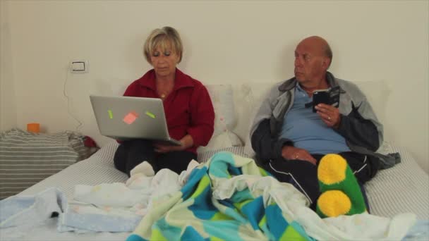 Yaşlı Karı Koca Yatakta Oturmuş Birbirlerini Umursamadan Hem Akıllı Telefona — Stok video