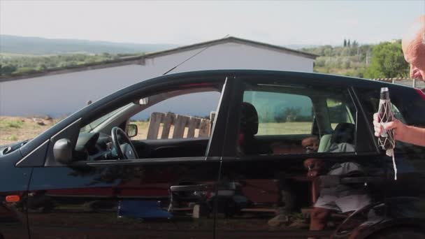 Viejo Completamente Borracho Que Quiere Subirse Coche Para Conducir Con — Vídeo de stock