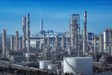 Gaz damıtma kulesi ve petrol sanayi tesisi mavi gökyüzü arka plan, Downstream fosil petrol bitkinin üzerinde duman yığını