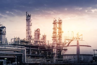 Günbatımı gökyüzü arka plan, Petrokimya tesisi de akşam ile petrol sanayi tesisi imalatı