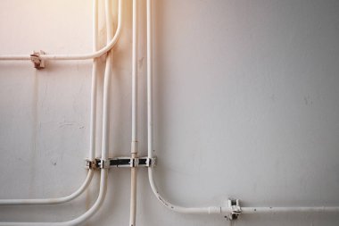 Boru hattının elektrik kablosu, kavram bina dış duvarla Beyaz Çimento