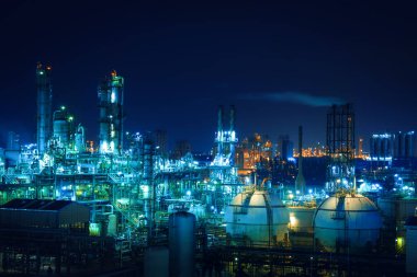 Renkli aydınlatma, petrol glitter aydınlatma ile endüstriyel üretim tesisi ile gece Petrokimya sanayi tesisi
