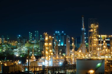 Petrol ve gaz rafineri sanayi tesisi glitter aydınlatma, fabrika gece zaman, Petrokimya tesisi, petrol sanayi imalat