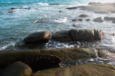 Deniz manzarası ve deniz dalga kayalar ile