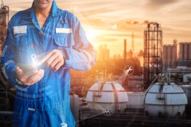 Asya mühendis stand el dokunmatik akıllı telefon petrol ve doğal gaz rafineri tesisi arka plan, mühendis planlama iş kavramı, profesyonel teknisyen tutan Petrokimya sanayi tesisi izleme