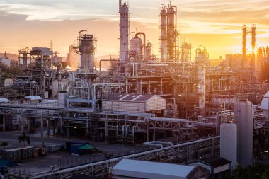 Akşam saat, fabrika petrol günbatımı gökyüzü ile sanayi, Petrokimya tesisi veya petrol ve doğal gaz rafineri sanayi üretim