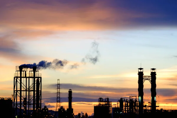 Planta Petroquímica Indústria Refinaria Petróleo Gás Com Pilhas Fumaça Silhueta — Fotografia de Stock
