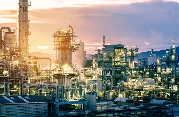 Akşam Saatlerinde Gaz Petrol Rafineri Tesisi Veya Petrokimya Sanayi Üretimi — Stok fotoğraf