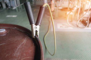 Topraklama çelik tambur yanıcı antistatik maşa ile yüklemek için