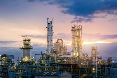 Petrol ve gaz rafineri tesisi veya petrokimya endüstrisi gökyüzü günbatımı arka planda, akşam fabrikada, petrol sanayi tesisi imalatı