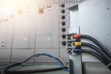 Elektrik Trafo Merkezi Oda petrokimya endüstrisi veya petrol ve doğal gaz rafineri ve enerji santralleri, şalt cihazı veya tel ile kabı bağlanma kavramı