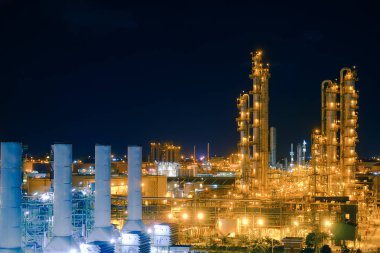 Geceleri elektrik santralinin damıtma kulesi ve duman yığınlarının glitter aydınlatması, Petrokimya tesisi imalatı, Olefins fabrikası fabrikası