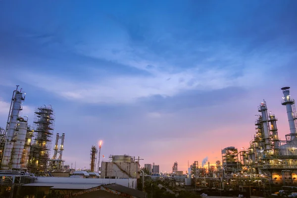 Petrol Gaz Rafinerisi Tesisi Veya Petrokimya Sanayi Mavi Gökyüzü Günbatımı — Stok fotoğraf