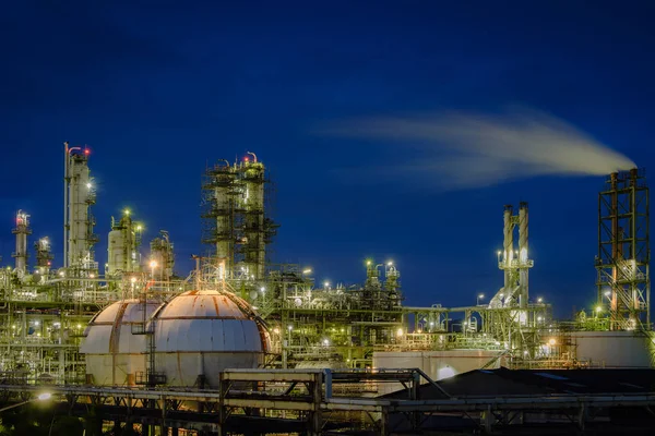 Газові Резервуари Зберігання Нафтохімічному Заводі Сутінковим Фоном Неба Блискуче Освітлення — стокове фото