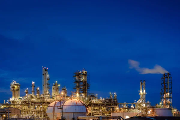 Planta Refinaria Petróleo Gás Planta Industrial Petroquímica Fundo Crepúsculo Céu — Fotografia de Stock