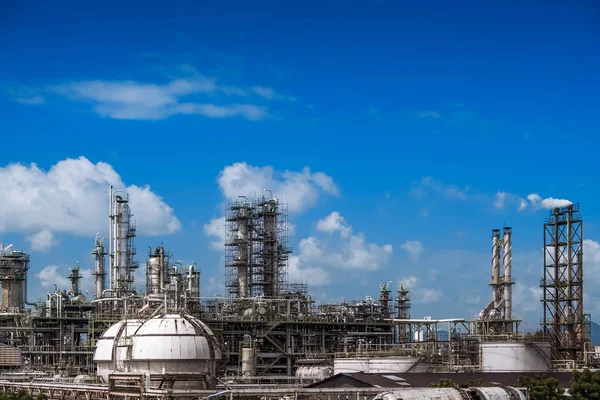 Torre Destilación Gas Pila Humo Planta Industrial Petróleo Sobre Fondo — Foto de Stock