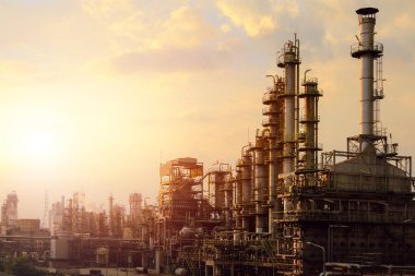 Gün batımı gökyüzü arka plan petrokimya sektöründe endüstriyel fırın kırık hidrokarbon, petrol sanayi tesisi imalatı