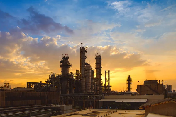 Petrol Gaz Rafineri Tesisi Veya Petrokimya Endüstrisi Gökyüzü Günbatımı Arka — Stok fotoğraf