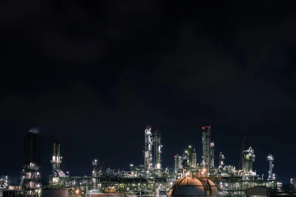 Блеск Освещения Нефтехимического Завода Ночью Газохранилищами Дымовыми Трубами Нефтегазоперерабатывающая Промышленность — стоковое фото