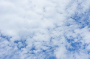 Mavi gökyüzünde daha fazla bulut gün, arka plan ve kopya alanı.