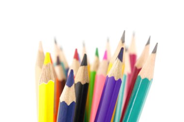 Kopya alanı ile beyaz arka planda izole renk kalemler.