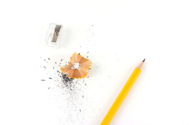 Kalem, kalemtıraş ve kalem testere toz beyaz arka planda kopya alanı ile izole.