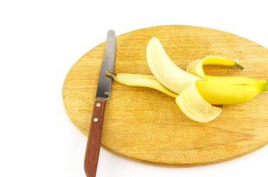 dilimlenmiş soyulmuş muz, bıçak ve beyaz arka plan üzerinde izole ahşap doğrama.