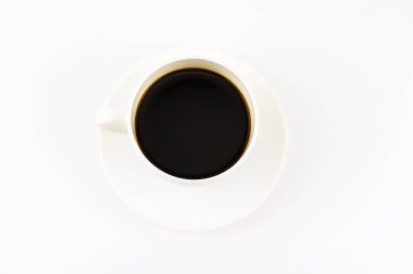 Beyaz fincan ve tabak üzerinde kahve fotokopi alanı ile beyaz arka plan üzerinde izole.