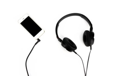 Siyah stüdyo kulaklık ve Akıllı telefon beyaz arka planda izole.