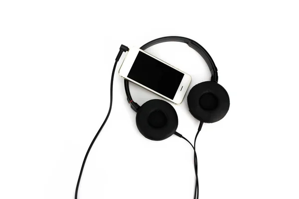 Headphone Studio Hitam Dan Telepon Pintar Diisolasi Pada Latar Belakang — Stok Foto