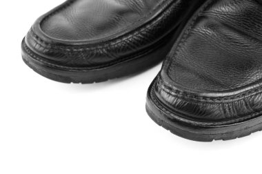 İzole kopya alanı ile beyaz arka planda siyah deri ayakkabı.