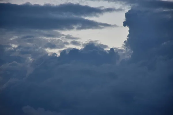Langit Dramatis Saat Matahari Terbenam Latar Belakang Indah — Stok Foto