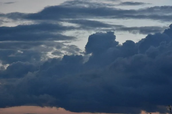 Langit Dramatis Saat Matahari Terbenam Latar Belakang Indah — Stok Foto