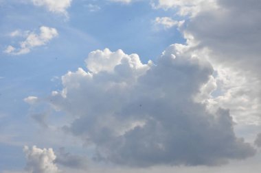 Mavi gökyüzü beyaz bulutlar