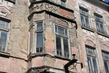 Duvarda nesneler ve bir pencere inşa etmek