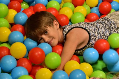 yuvarlak renkli toplar ve oyun alanı